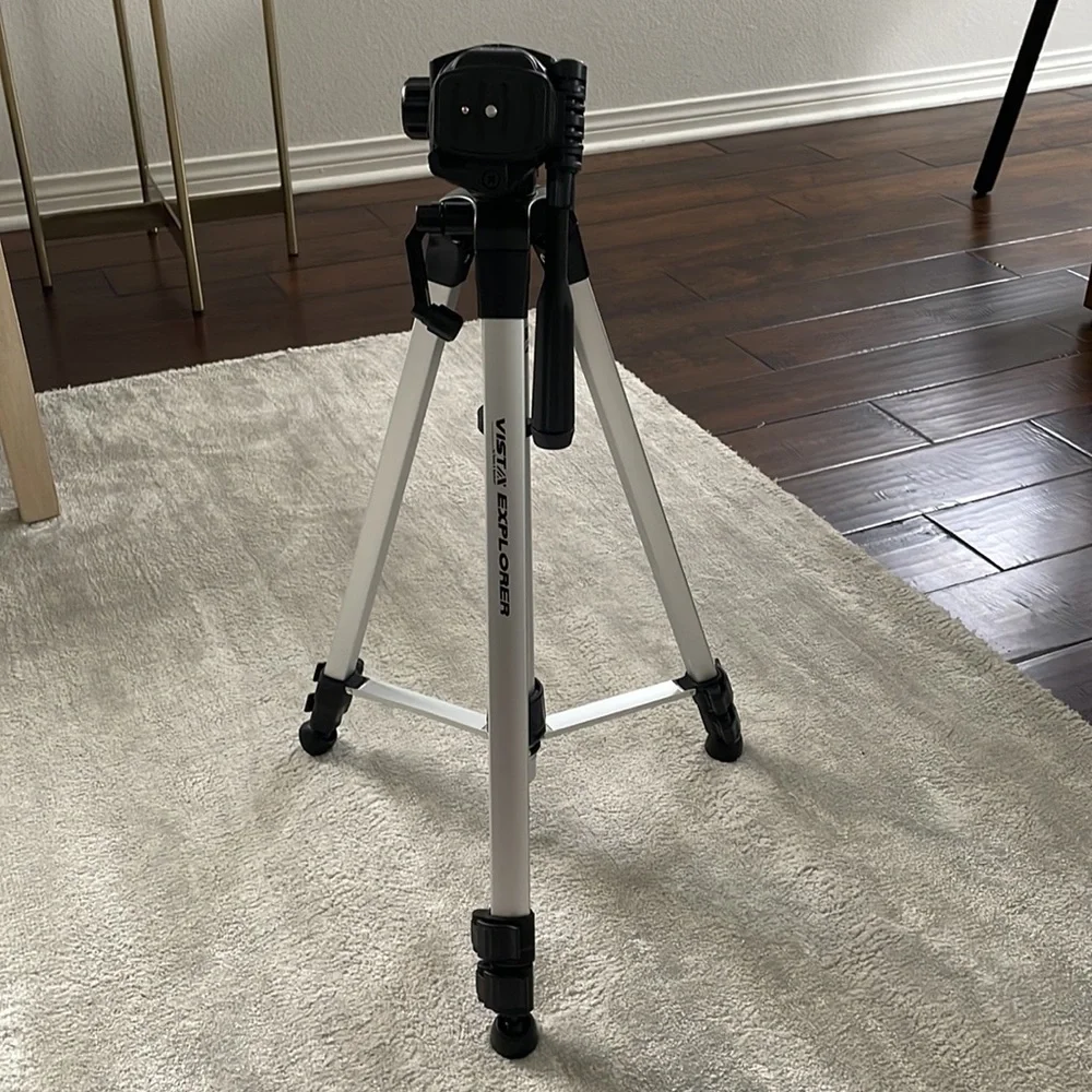 Camera extendable tripod with carrying case